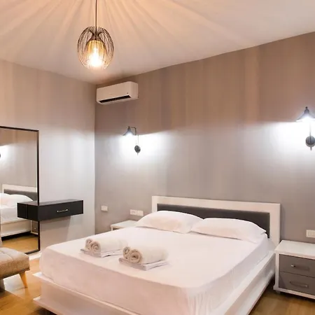 Enjoy 4br & Bbq Terrace At Blloku - Apartman *
