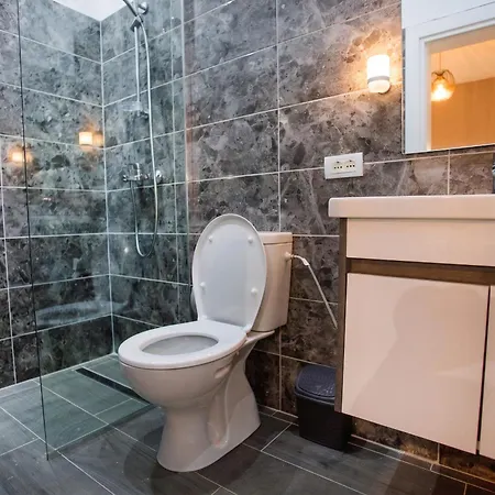 Apartman Enjoy 4br & Bbq Terrace At Blloku - Tirana